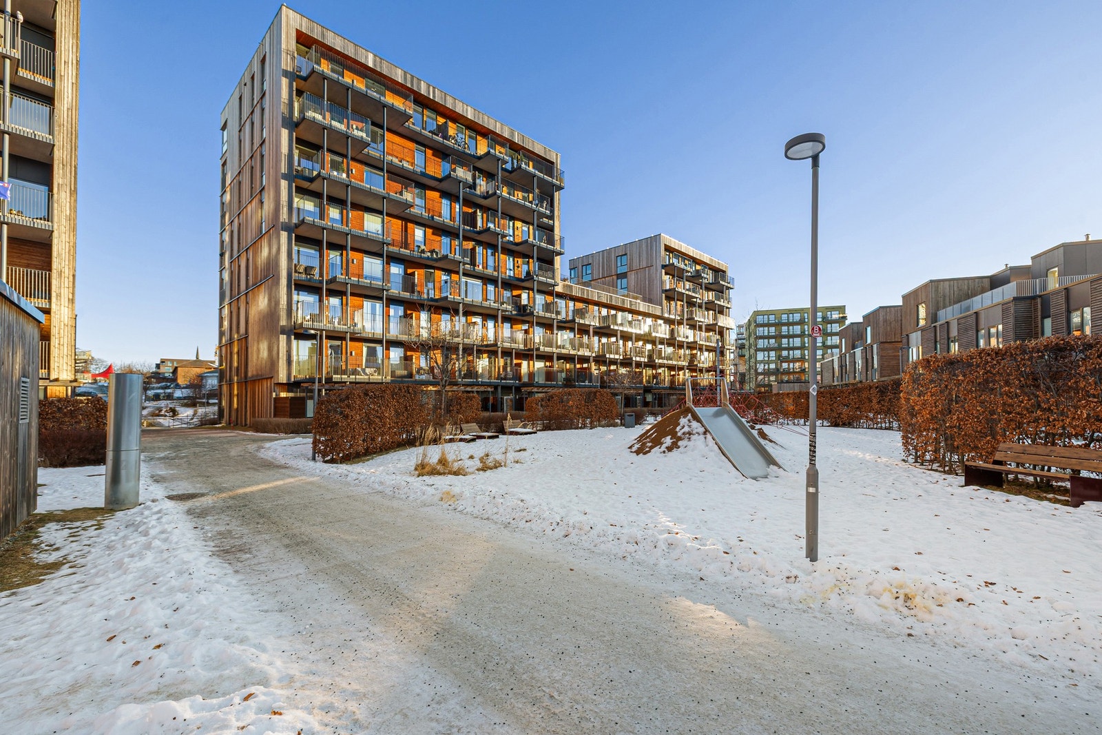 Byggets fasade. Velkommen til en trivelig visning! Det vil bli skiltet i regi av EiendomsMegler 1 v/ annonsert fellesvisning. Galleribilde