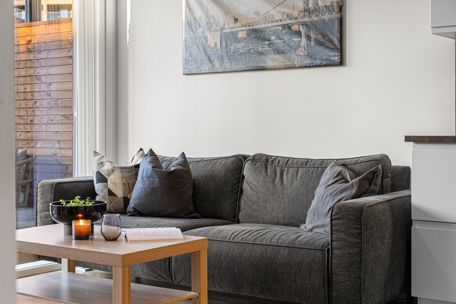 Detaljbilde. Det er verdt å nevne at felleskostnadene tilknyttet leiligheten er meget lave og inkluderer bod, fjernvarme (stipulert forbruk), TV/bredbånd, generelle felleskostnader, og kontingent utomhus. Galleribilde