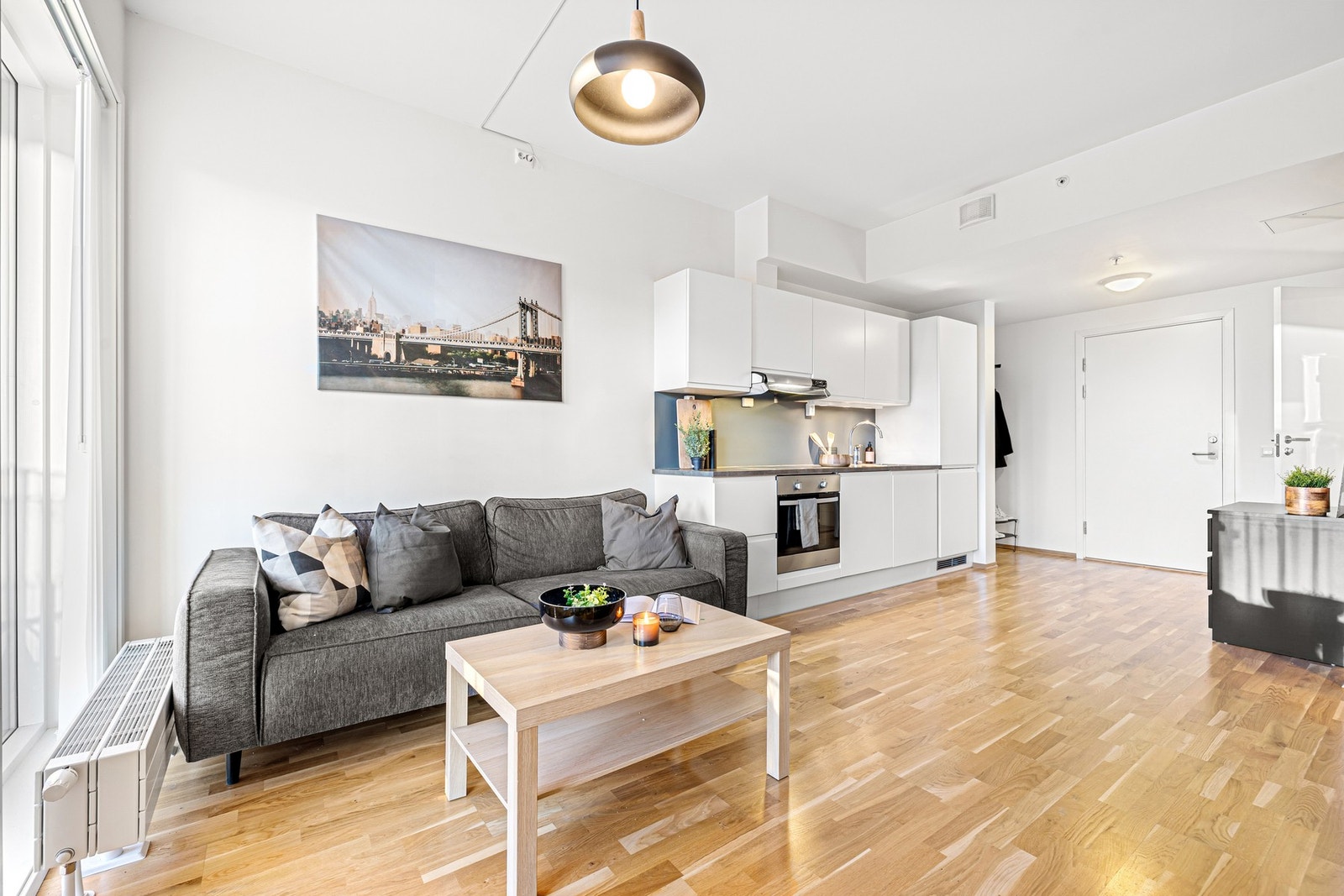 Leiligheten varmes opp ved bruk av elektrisitet og fjernvarme. Fjernvarme er leilighetens hovedoppvarmingskilde, hvor kostnaden tilknyttet dette er stipulert og inkludert i de månedlige felleskostnadene. Galleribilde