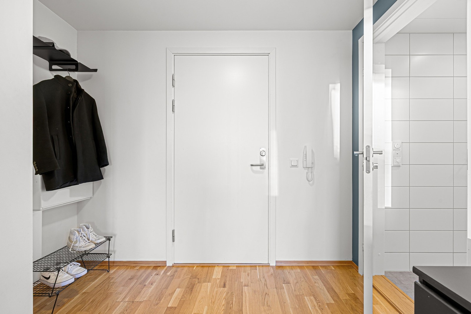 Velkommen inn! I entréen har du god plass til eksempelvis et garderobeskap og oppheng/oppbevaring av yttertøy og sko. Galleribilde