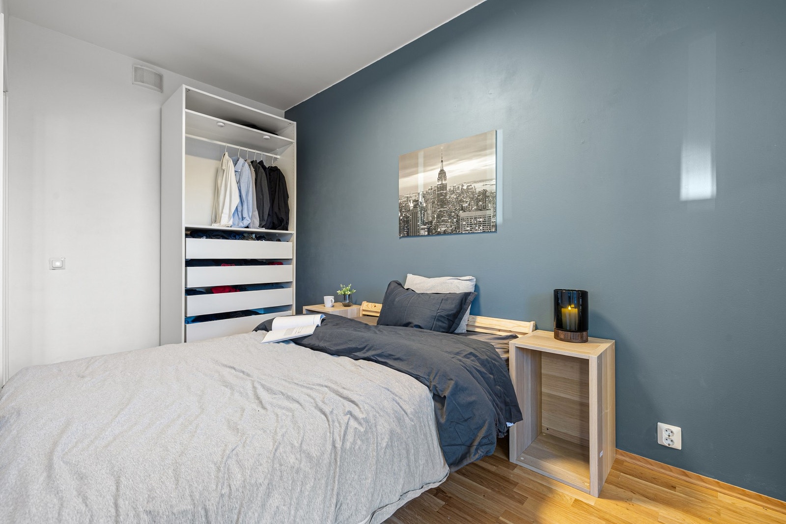 I likhet med stue/kjøkken-arealet, har du også en kontrastvegg på soverommet. Garderobeskapet på soverommet medfølger i handelen. Galleribilde