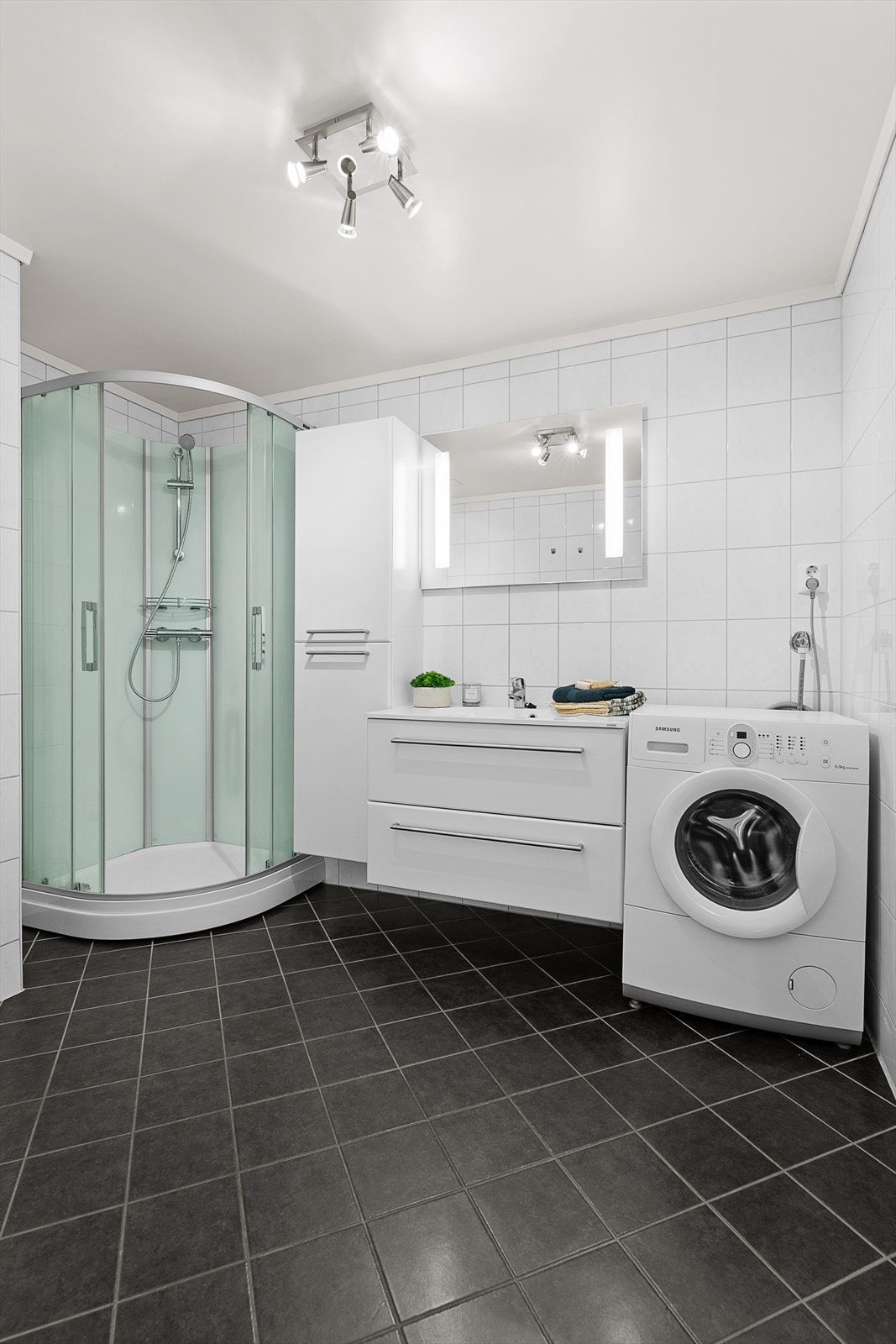 På badet er det dusjkabinett, toalett og baderomsinnredning Galleribilde