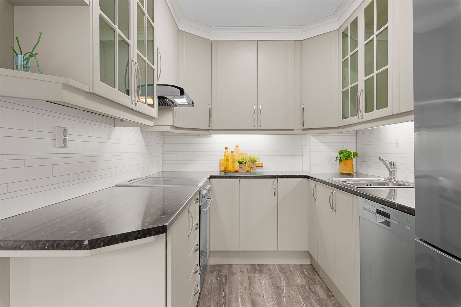 Hvitevarene medfølger på kjøkkenet Galleribilde