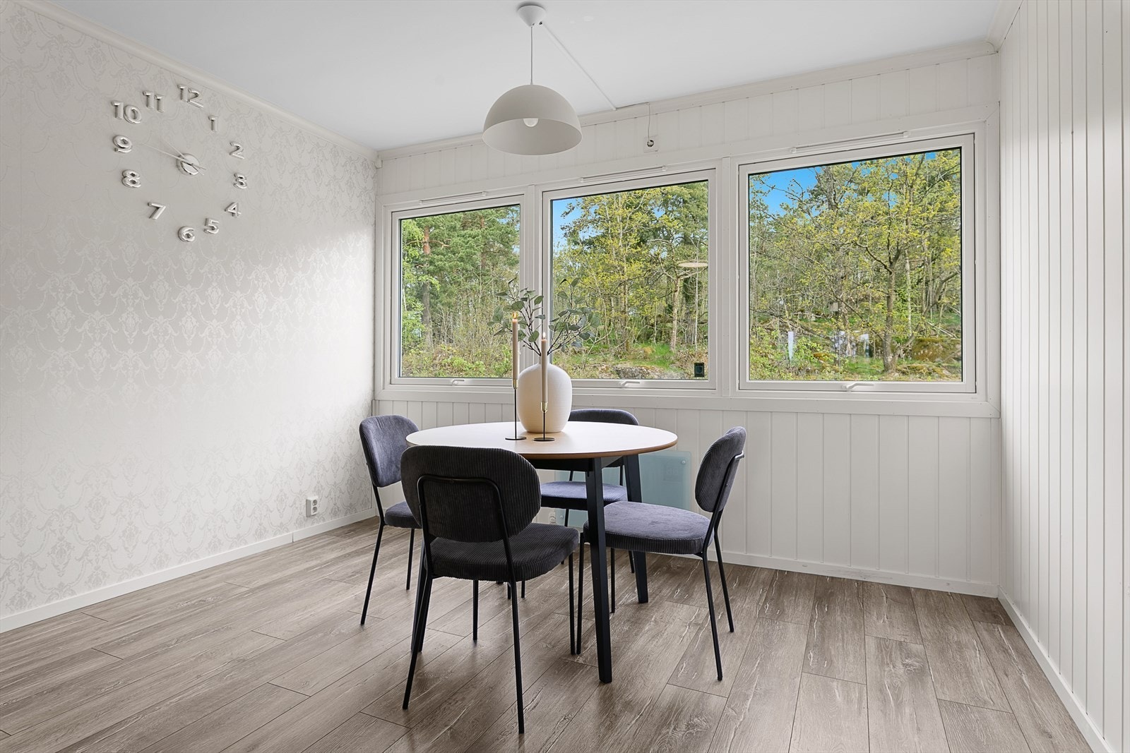 Det er meget god spiseplass på kjøkkenet Galleribilde