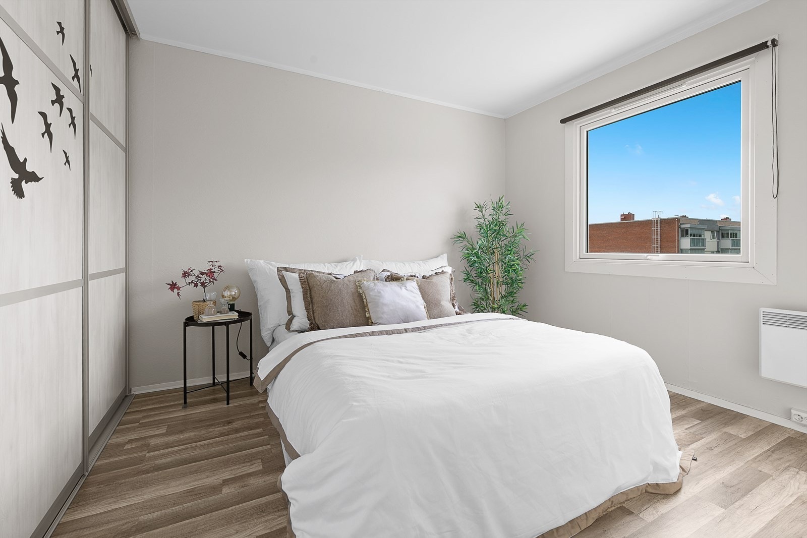 Hovedsoverom med skyvedørsgarderobe Galleribilde