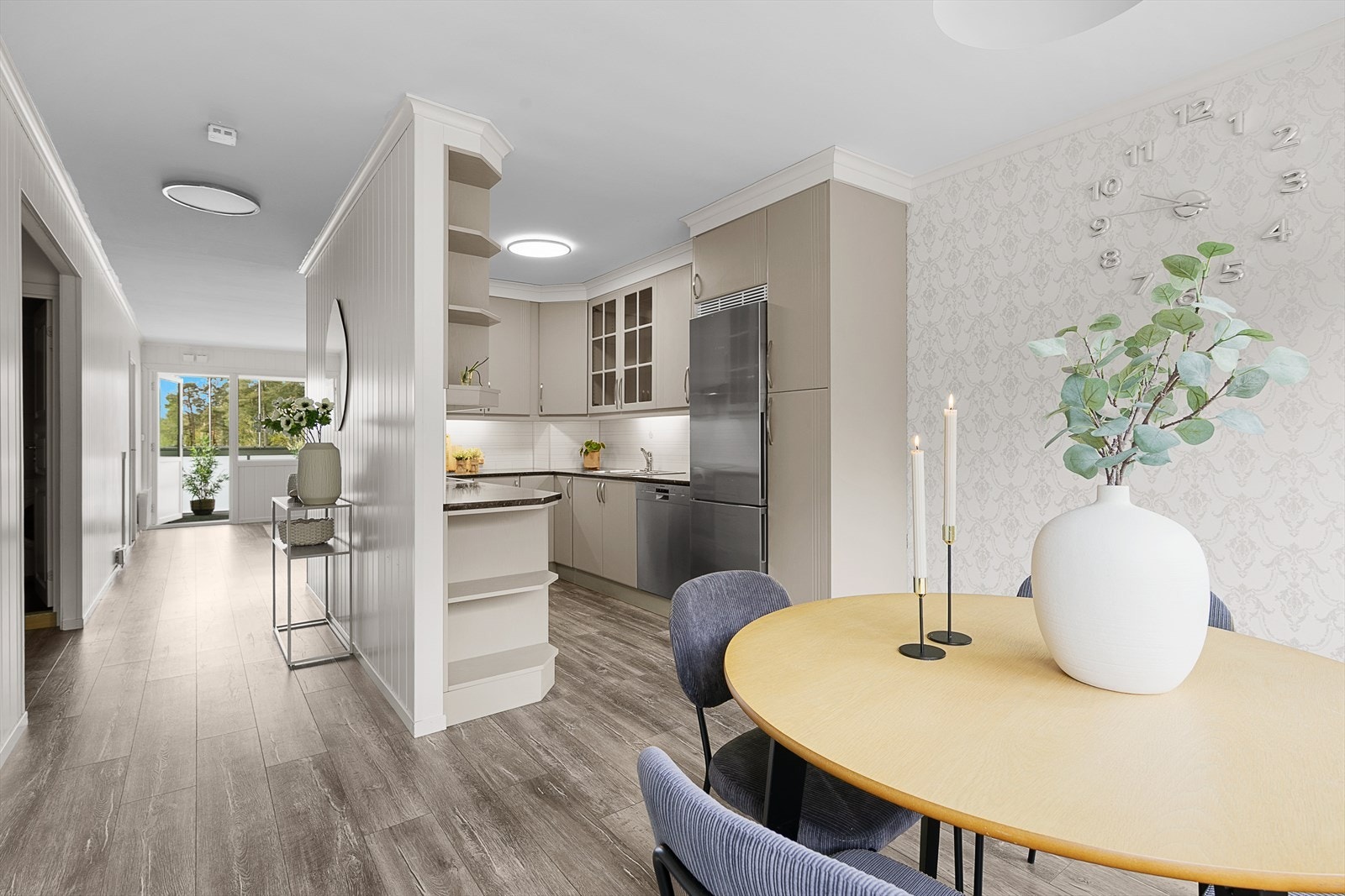 Pen profilert kjøkkeninnredning som har rikelig med lagringsplass i over- og underskap. Galleribilde