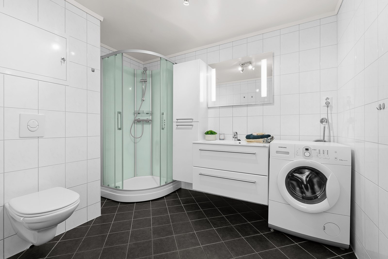 Flislagt bad med varmekabler. Badet ble oppgradert i 2016 i regi av borettslaget Galleribilde