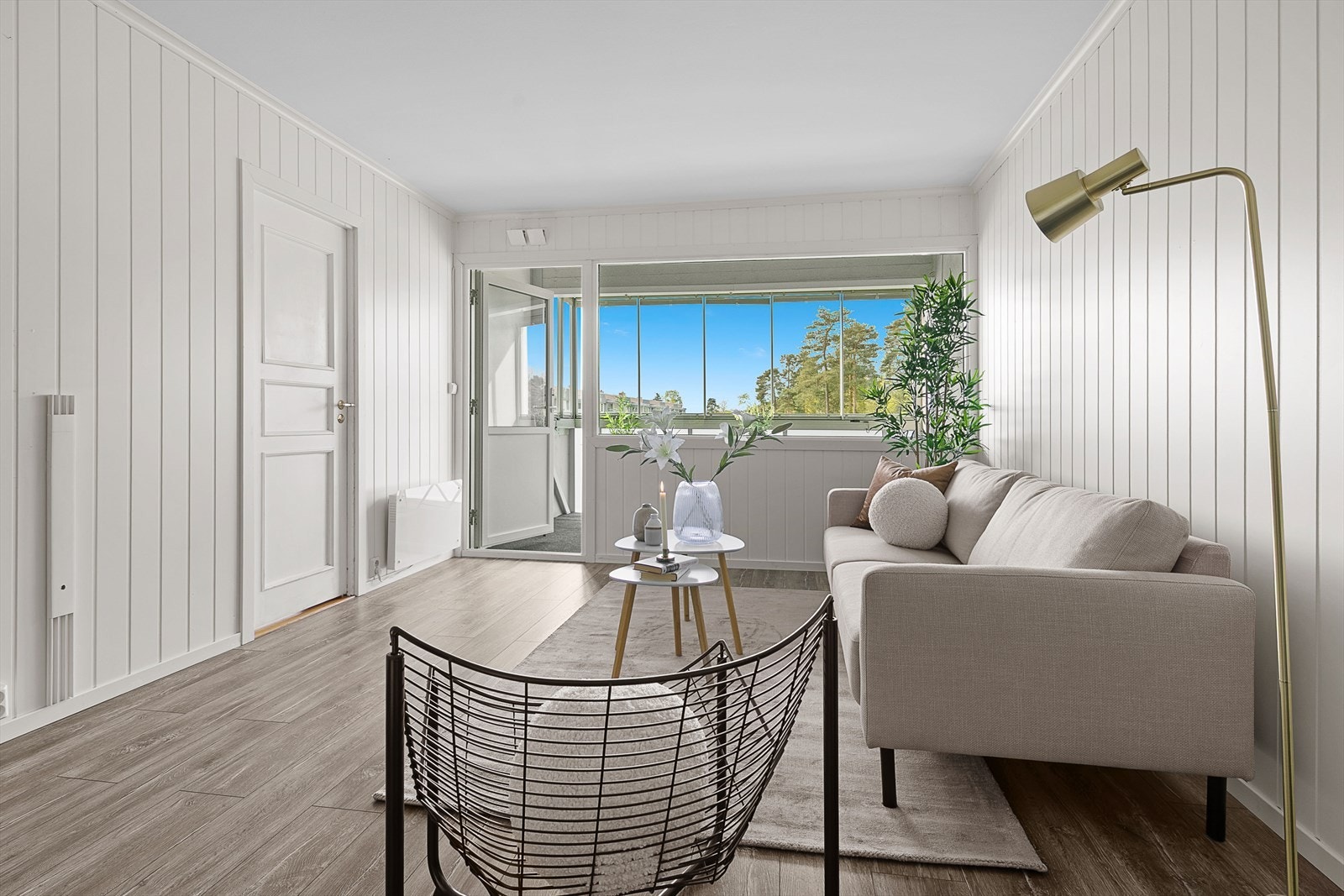 Lys og innbydende stue med store vindusflater som slipper inn rikelig med naturlig lys Galleribilde