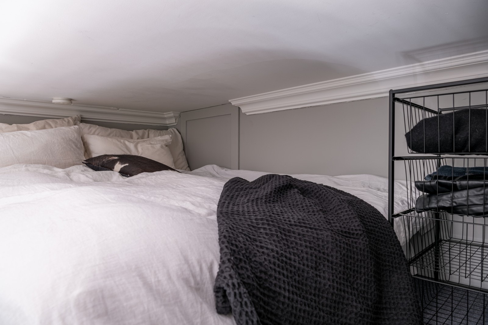 Leiligheten har en romslig hems med plass til dobbeltseng. Galleribilde