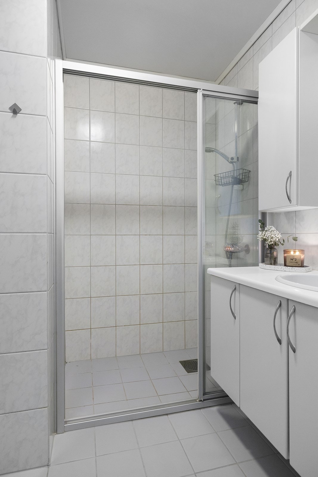 Praktisk dusjnisje med både glassvegg og skyvedør med glass Galleribilde