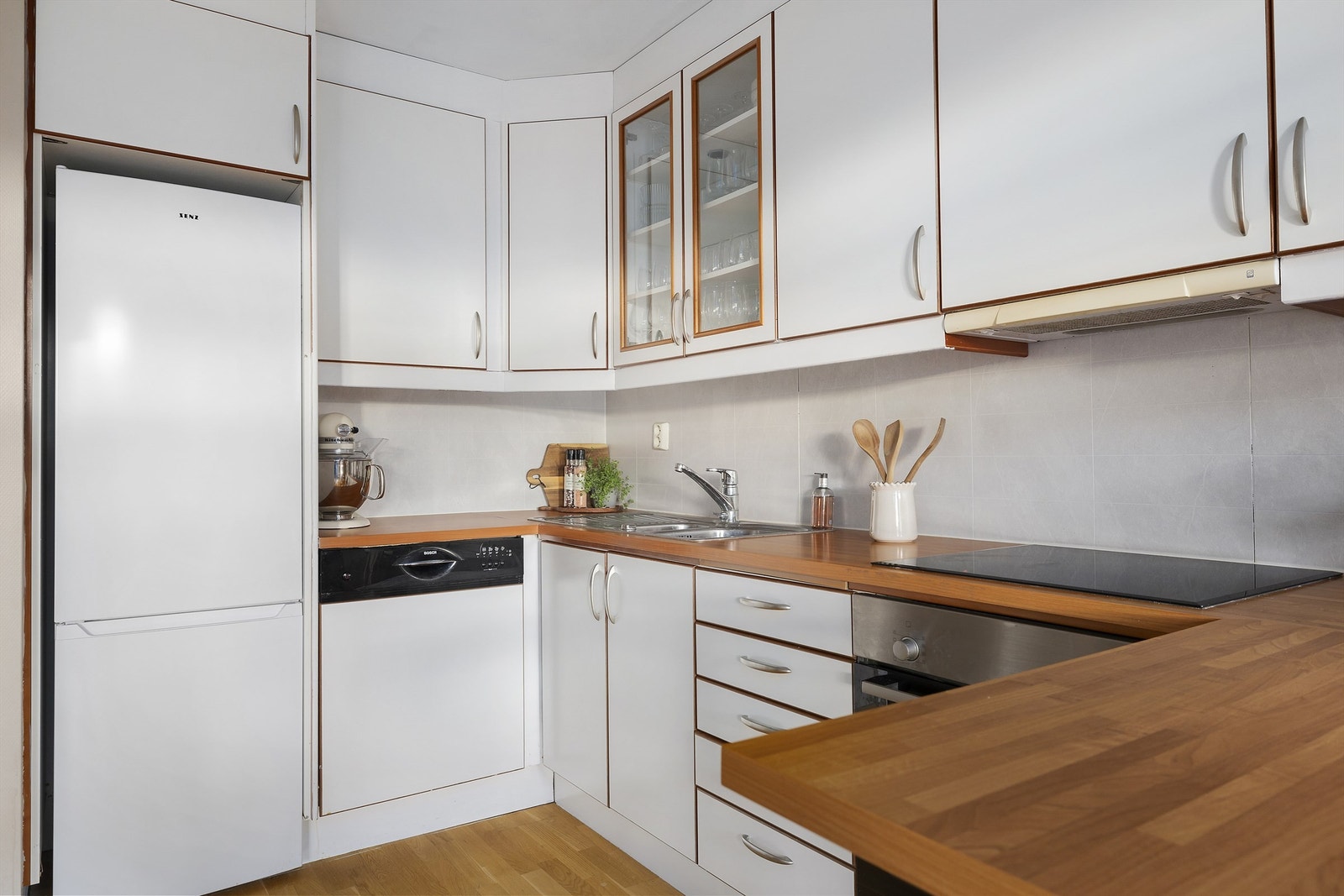 Benkeplaten er laminert og har nedfelt oppvaskkum og platetopp. Mellom benkeplaten og overskapene er det laminert plate på vegg, som gjør renholdet enklere. I tillegg er det veggmonterte stikkontakter og benkeskapsbelysning Galleribilde