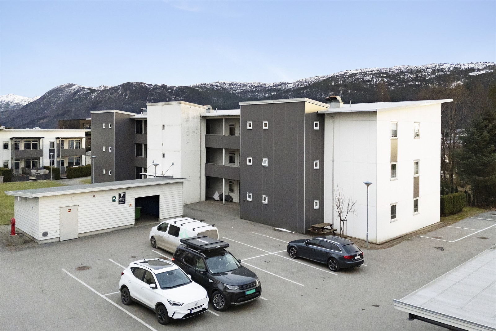 I tillegg er det gjesteparkering på sameiet tomt og servicebygg med avfallsdunker Galleribilde