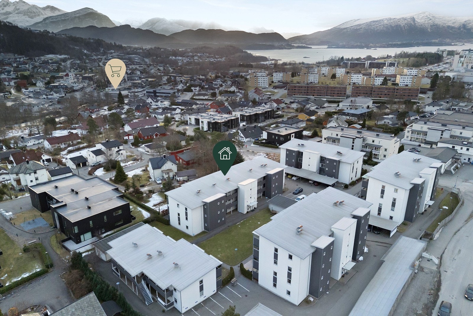 Leiligheten har en sentral beliggenhet med kort veg til dagligvarebutikk, bank m.m. i Spjelkavik. Nærmeste busstopp ligger like ved eiendommen Galleribilde