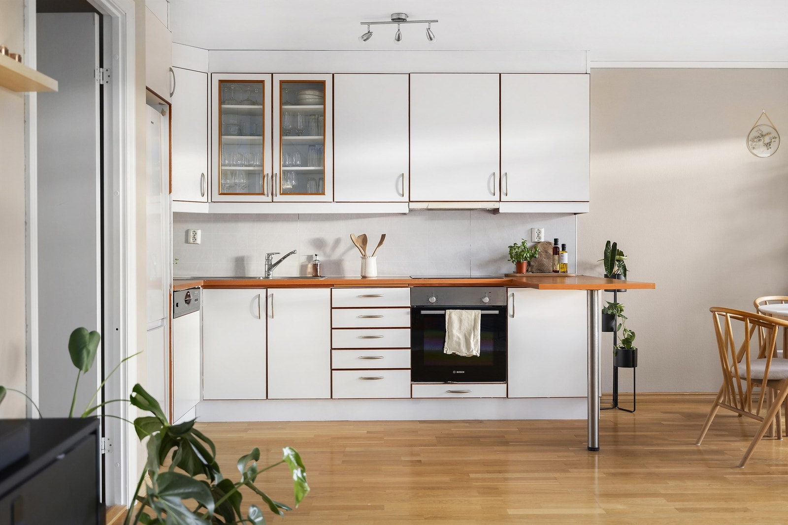 Kjøkkenets barløsning gir ekstra arbeidsflate til både matlaging og servering Galleribilde