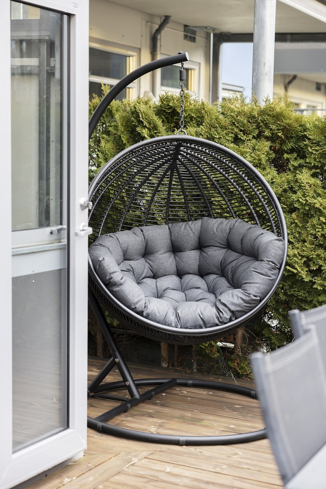 Videre ut, kommer man til en usjenert terrasse, pent innrammet med hekk Galleribilde