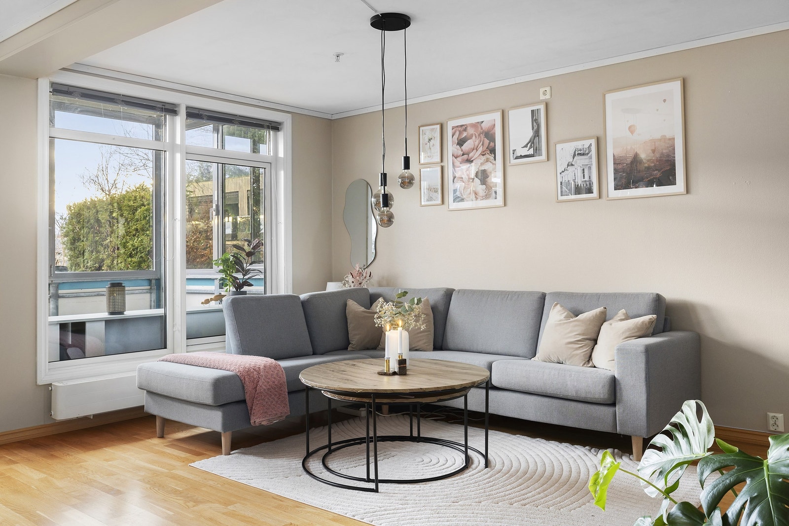 Rommet har store vindusflater mot syd, som sammen med beigefargen på veggene gir et behagelig opplevelse av rommet Galleribilde