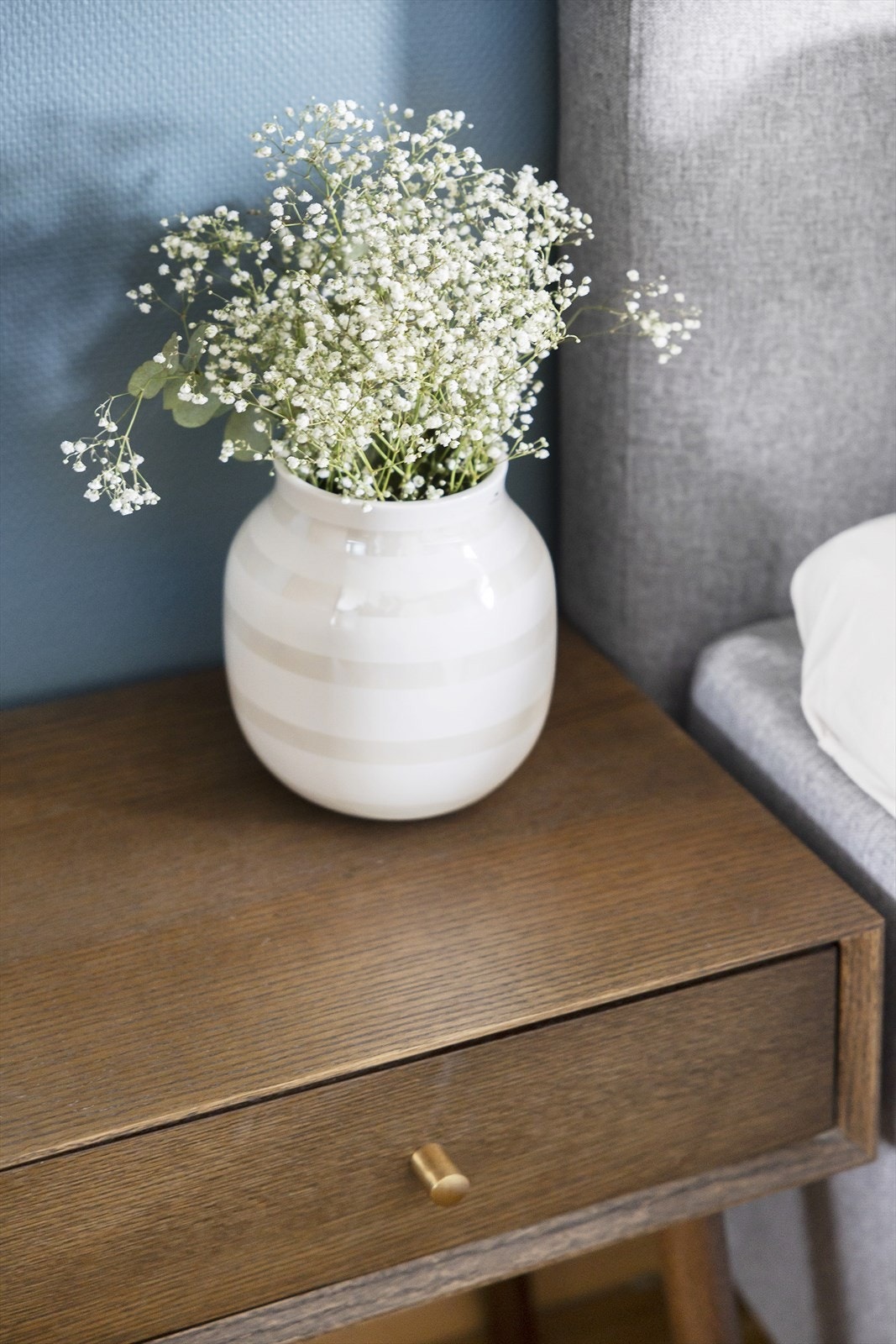 Rommet har god plass til både dobbeltseng og nattbord Galleribilde