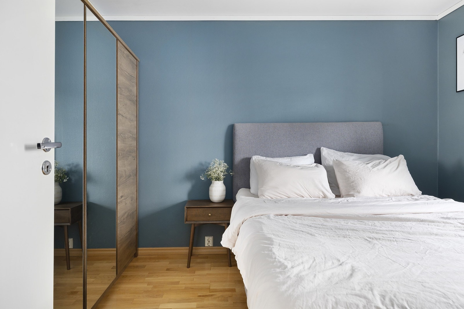 Soverommet er av god størrelse og er oppmålt til ca XXX m². Veggene er malt i en behagelig, dempet blåtone Galleribilde