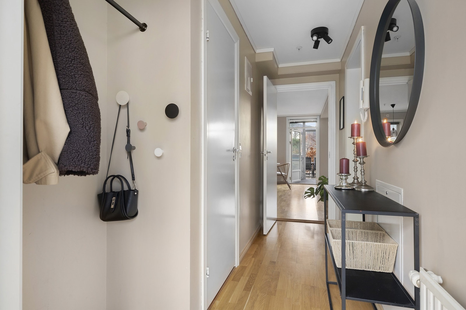 Velkommen inn! Entréen har gode muligheter for oppheng av yttertøy og plass til eget konsollbord Galleribilde