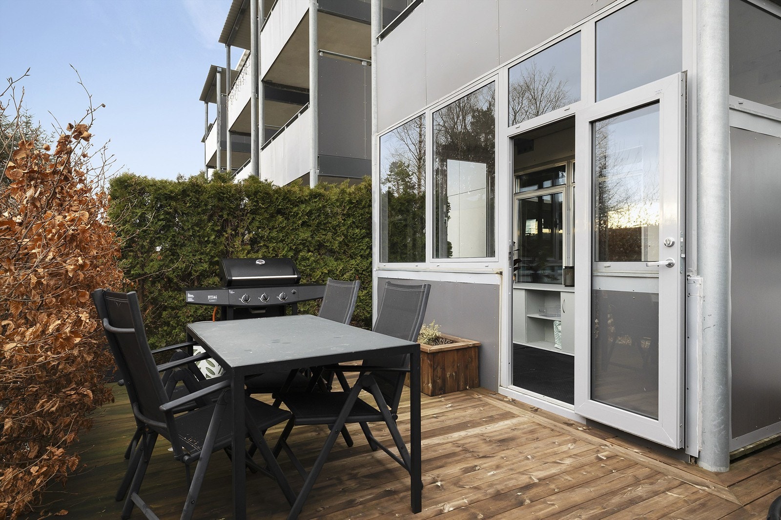 Beplantningen sørger for lite innsyn og det er god plass til både sittegruppe og grill. Den skjermede uteplassen er noe av det selger trekker frem som mest positivt med leiligheten Galleribilde
