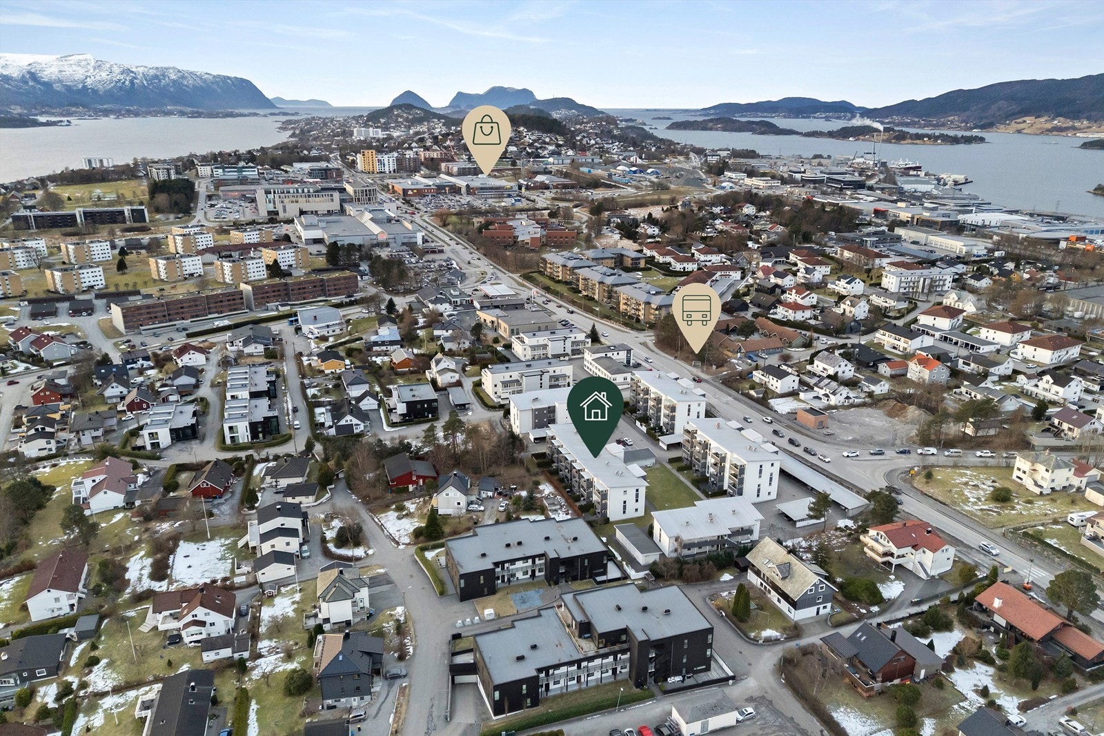 Ellers er det ca 1 km til handelssentrummet på Moa med bredt utvalg av butikker, kino m.m. I tillegg er det nærhet til etablert handelspark i Breivika, med Biltema, møbelbutikker, bilvask m.m. litt over 1 km unna Galleribilde