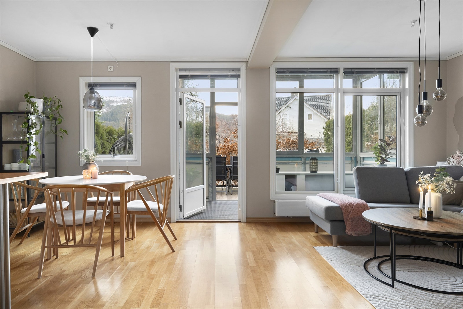 Nybøbakken 21E presenteres av Krogsveen v/eiendomsmegler Robert T. Iversen (Foto Diakrit) Galleribilde