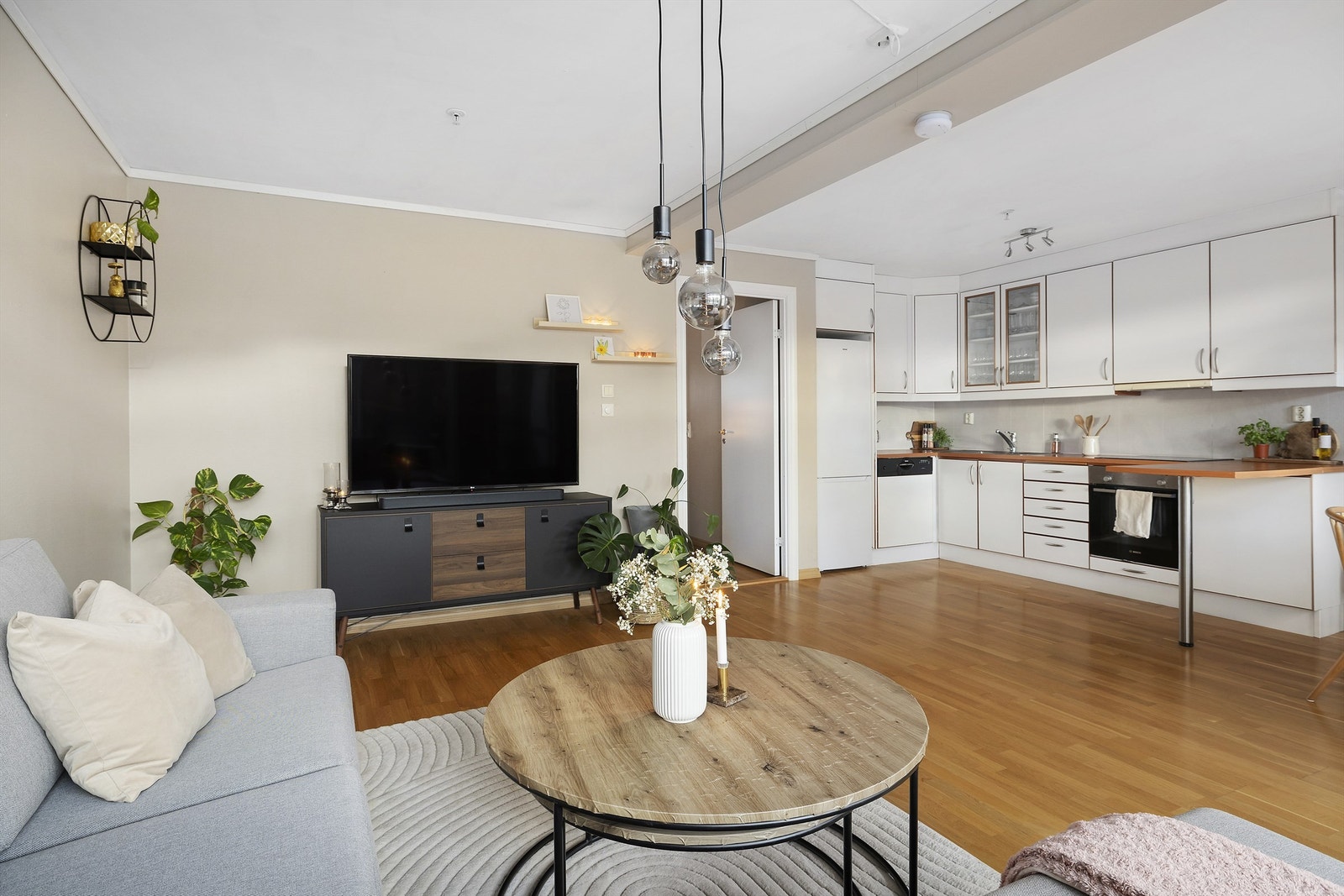 Leiligheten har et åpent og sosial stue-kjøkkenrom på ca Galleribilde