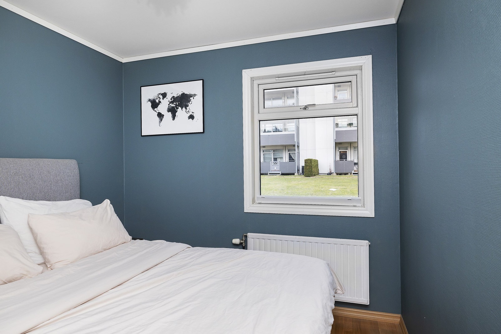 Vinduet har en praktisk luftespalte helt øverst, i tillegg til radiator som gir mulighet for ekstra varme etter ønske Galleribilde