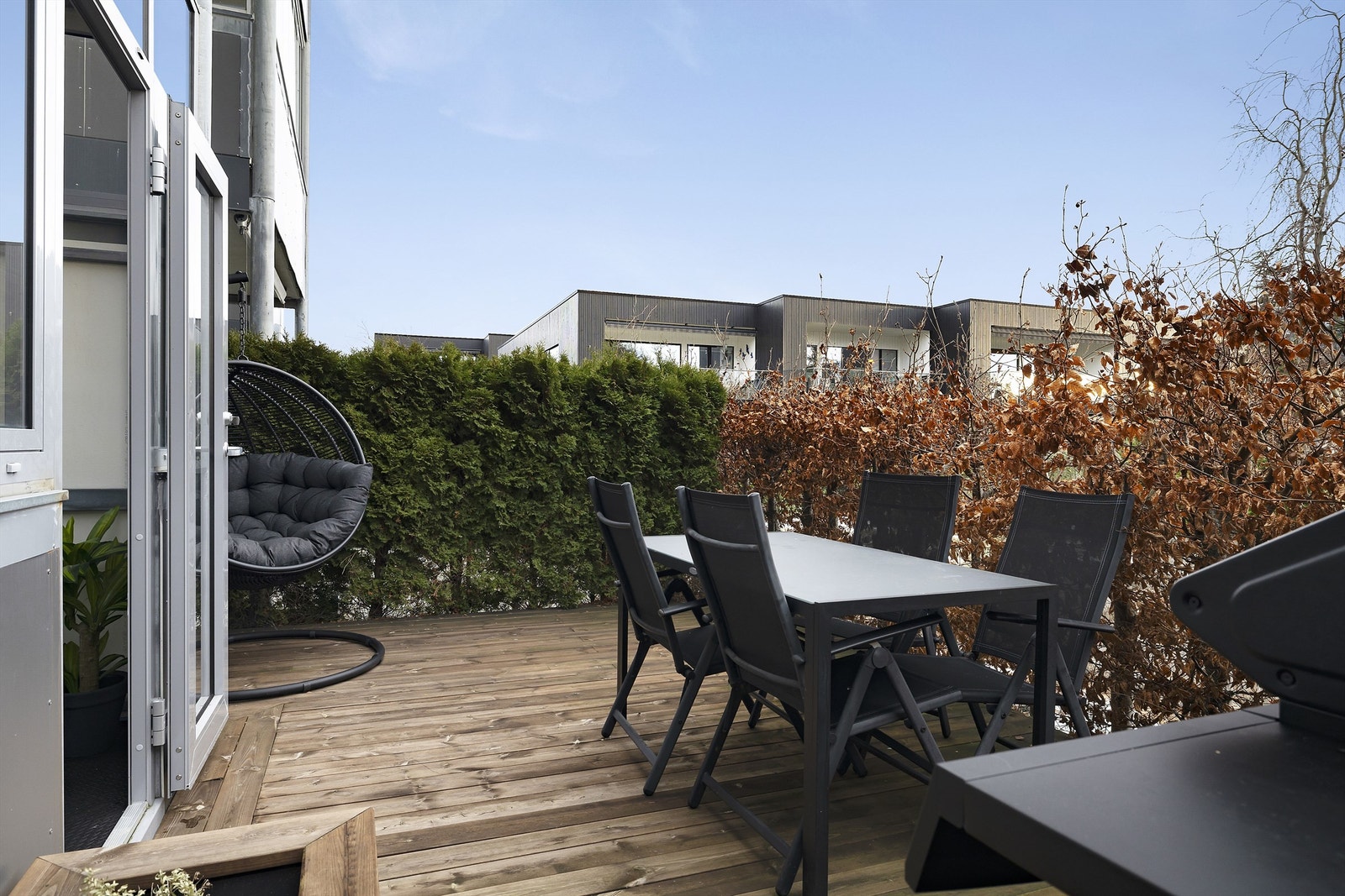 Terrassen er usjenert og på ca 22m². I følge selger treffer solen ca 09-19 på sommeren og 12-15 på vinteren. Man har med andre ord gode solforhold! Galleribilde