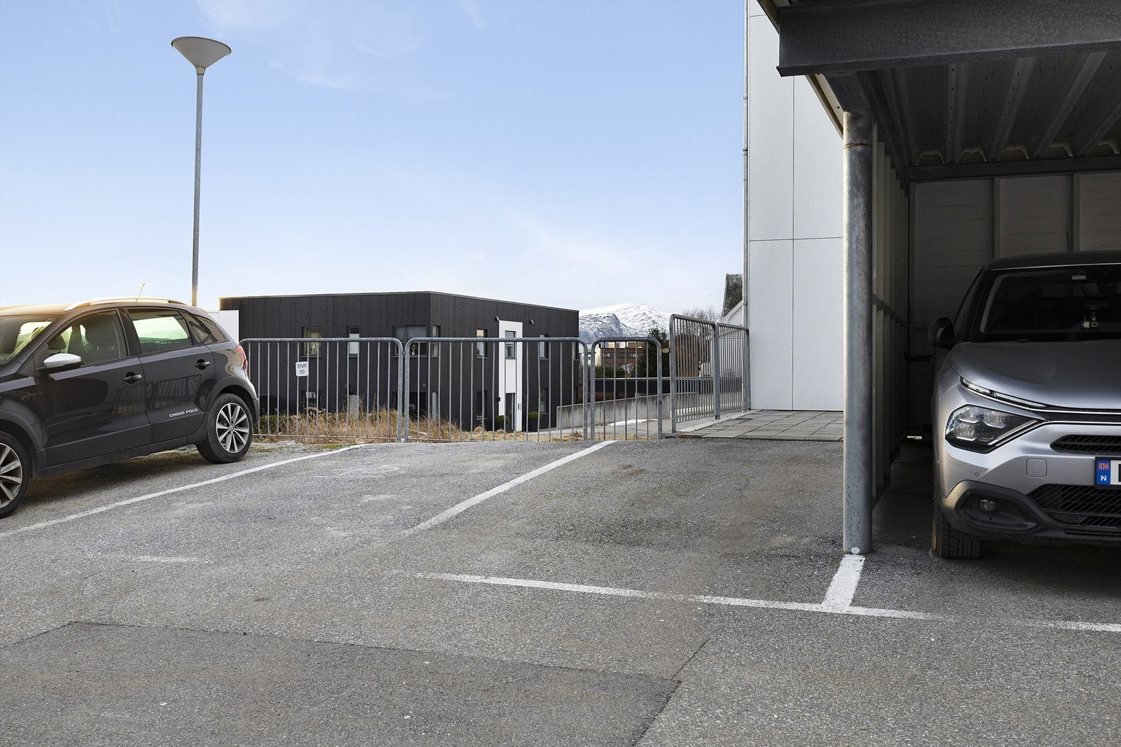 Parkeringsplassen nærmest carport følger leiligheten. Elbillader er allerede montert Galleribilde