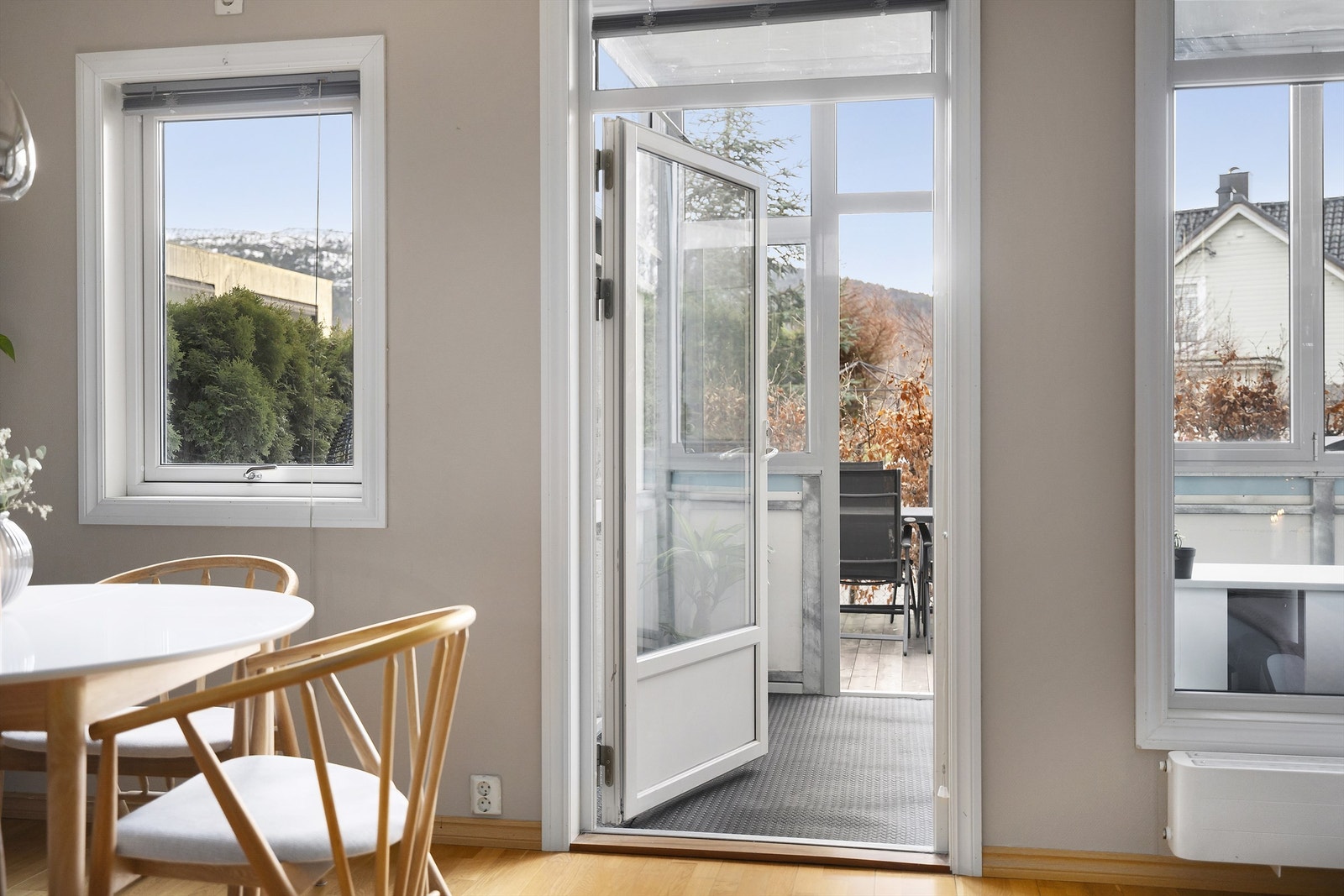 I tillegg til direkte utgang til inneglasset uterom og din private terrasse på ca 22 m² Galleribilde