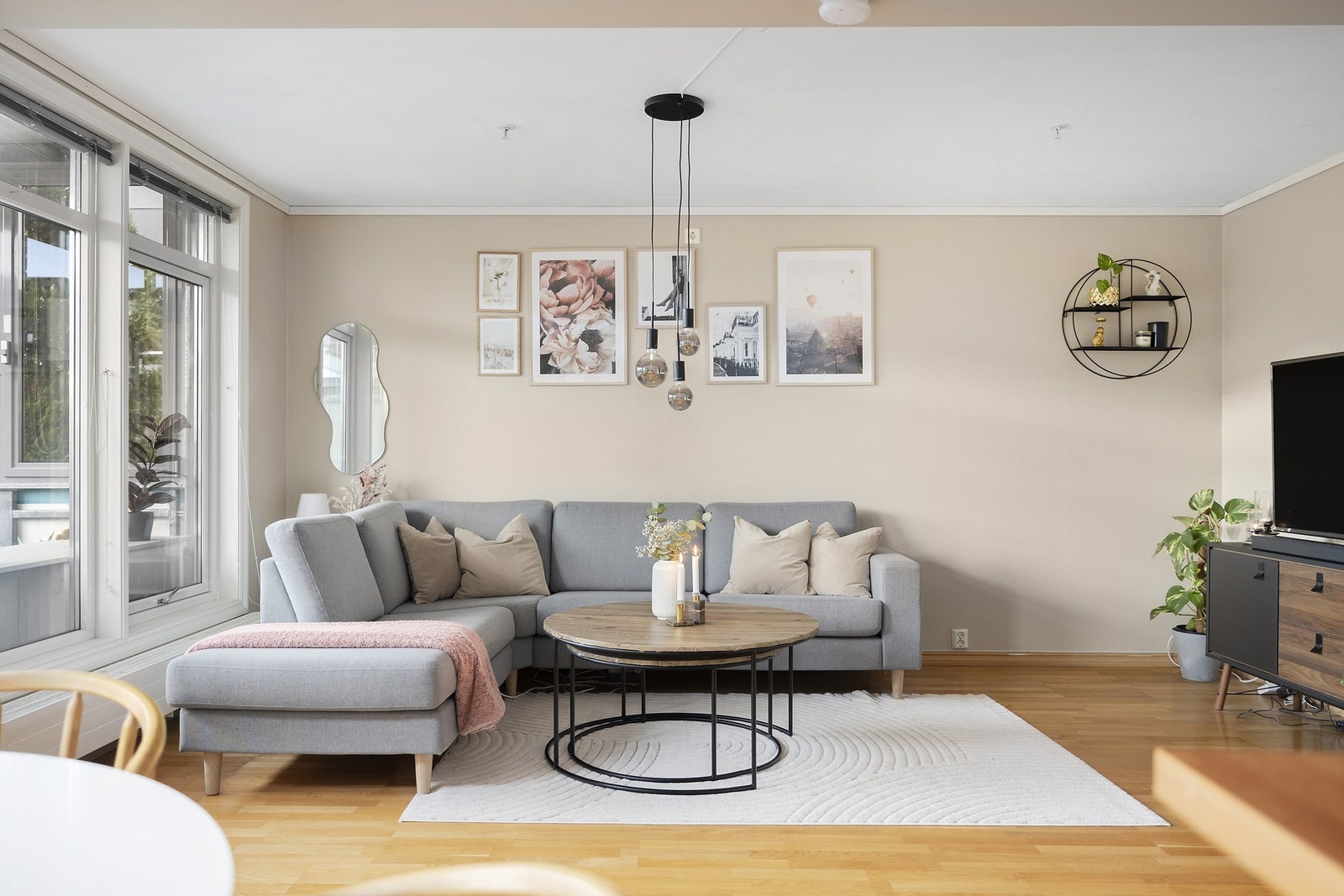 Stuedelen er trivelig innredet med sofa, tilhørende bord og tv-møblement. Leiligheten er tilknyttet fjernvarme, via radiatorer Galleribilde