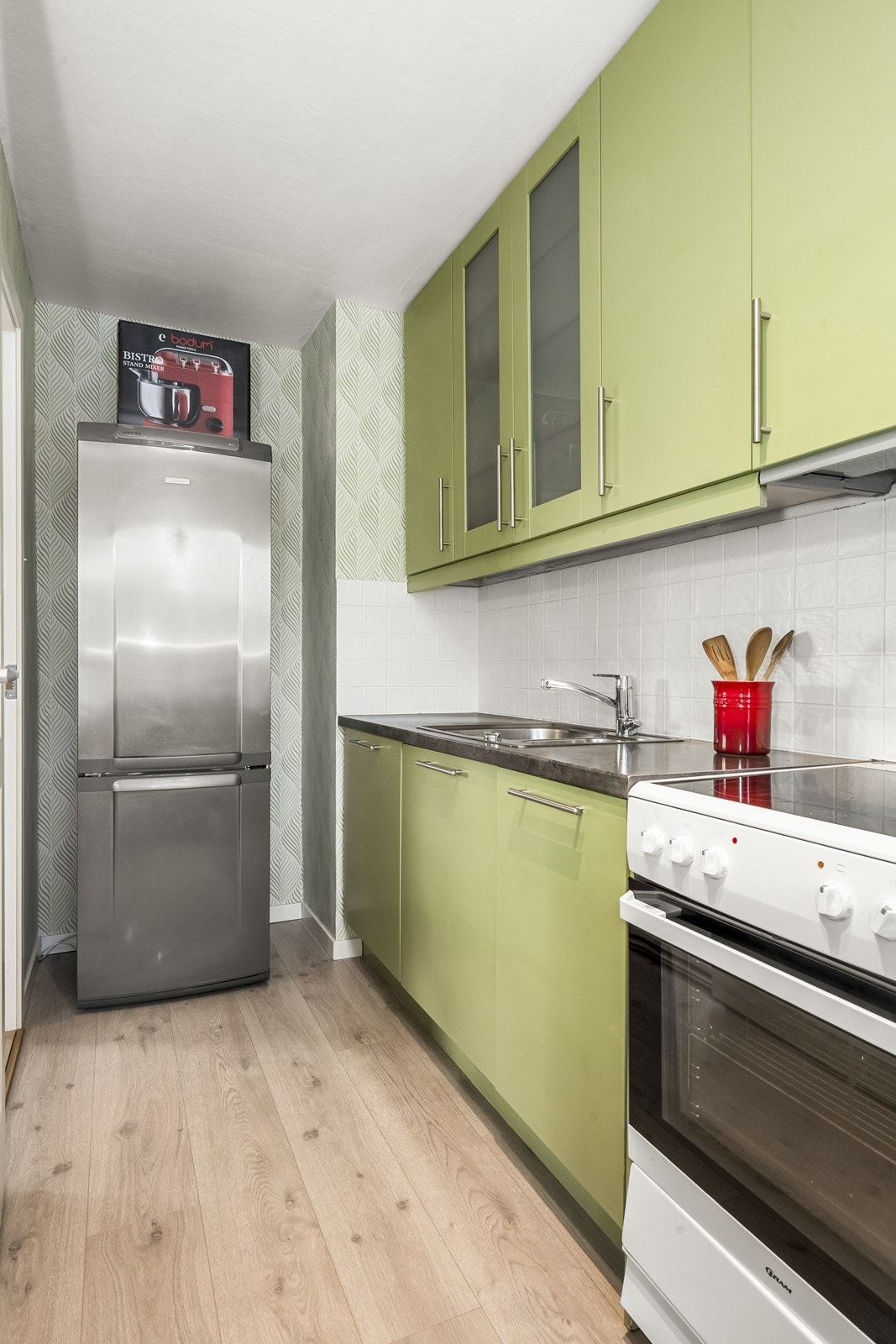 Innredningen har glatte fronter, og det er avsatt plass til kjøleskap. Galleribilde