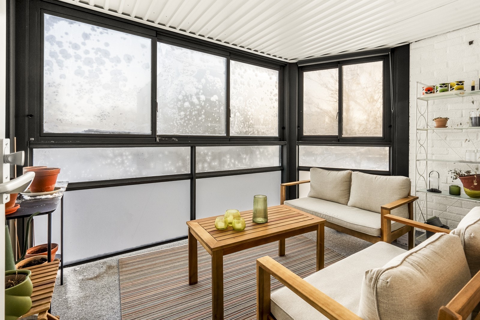 Fra stuen er det utgang til en innglasset balkong som fungerer som et ekstra oppholdsrom. Galleribilde