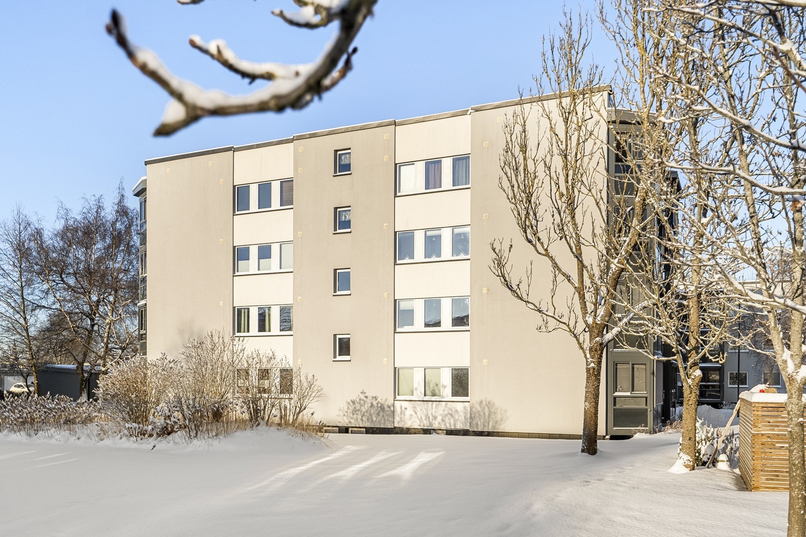 Nærmeste bussholdeplass, Prestelandet, ligger kun to minutter unna og har hyppige avganger. Galleribilde