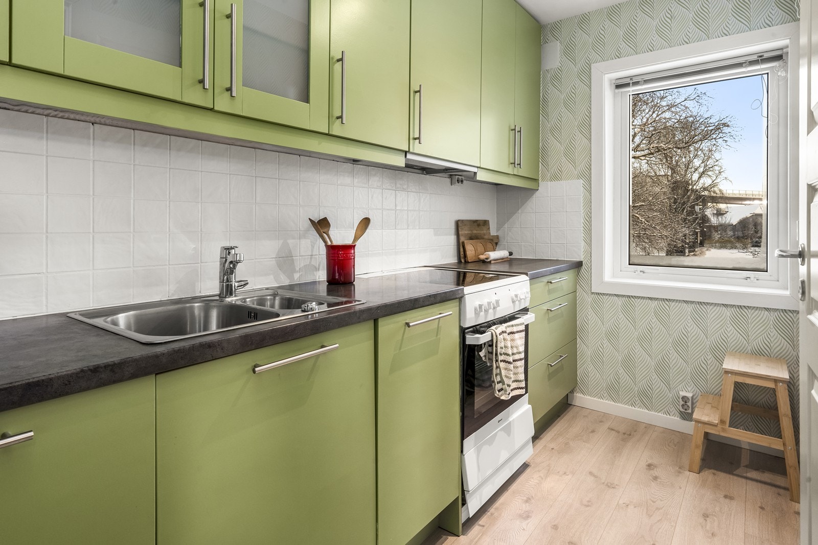 Kjøkkenet er separat og praktisk innredet med gode arbeidsflater og oppbevaringsplass. Galleribilde