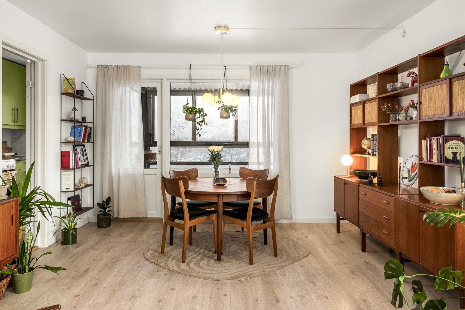 Stuen har en åpen løsning med god plass til både spisebord og sofagruppe. Galleribilde