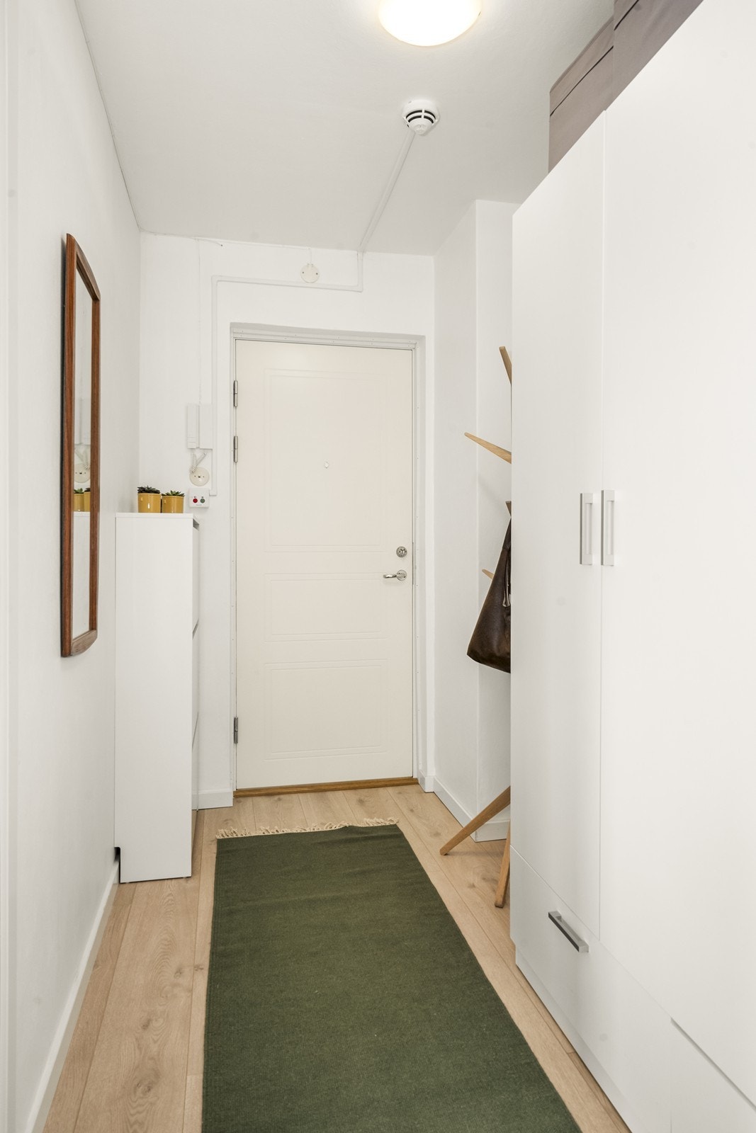 Entréen gir et godt førsteinntrykk og har plass til garderobeløsninger. Galleribilde