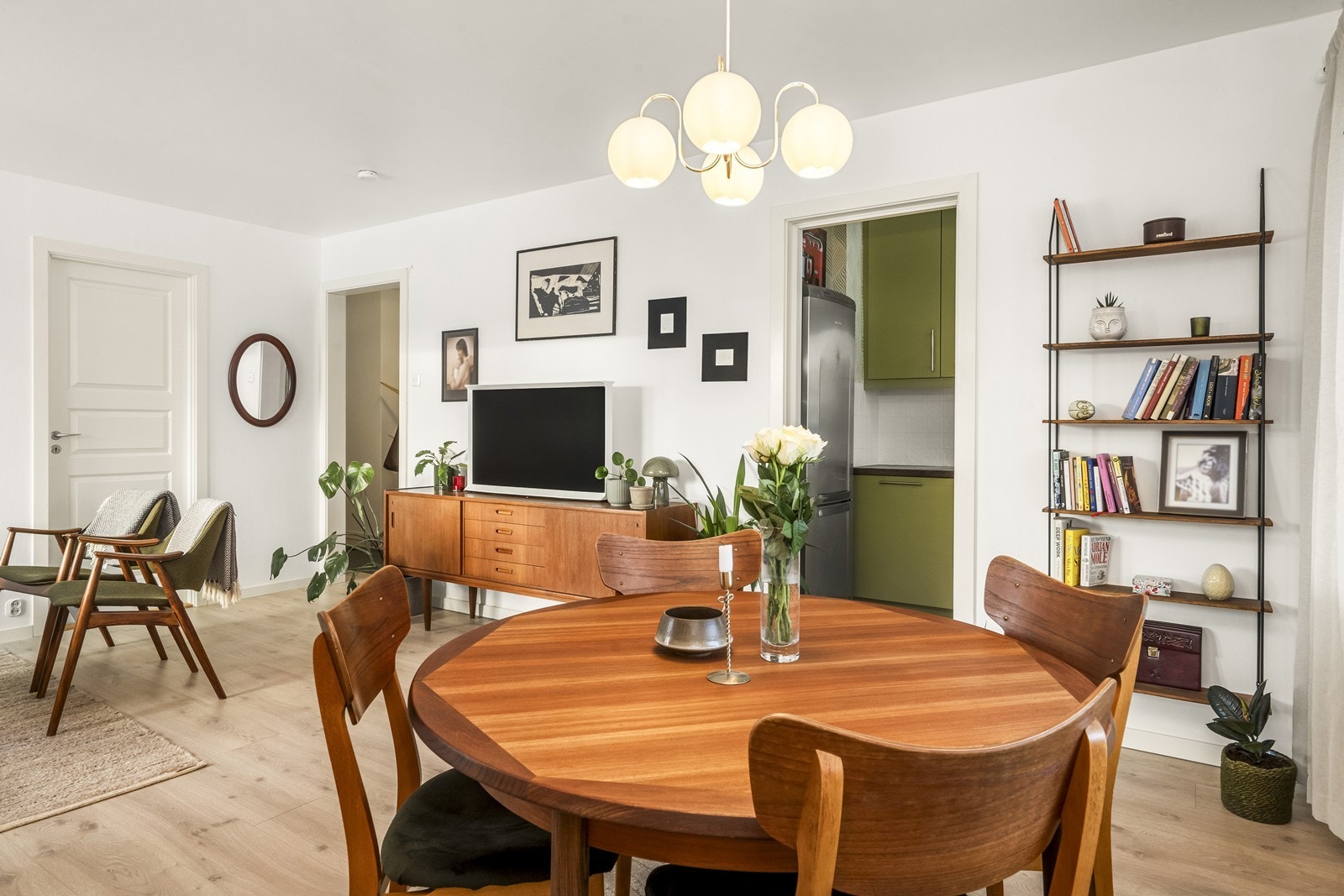 Rommet har en gjennomgående og arealeffektiv planløsning som gir flere møbleringsmuligheter. Galleribilde