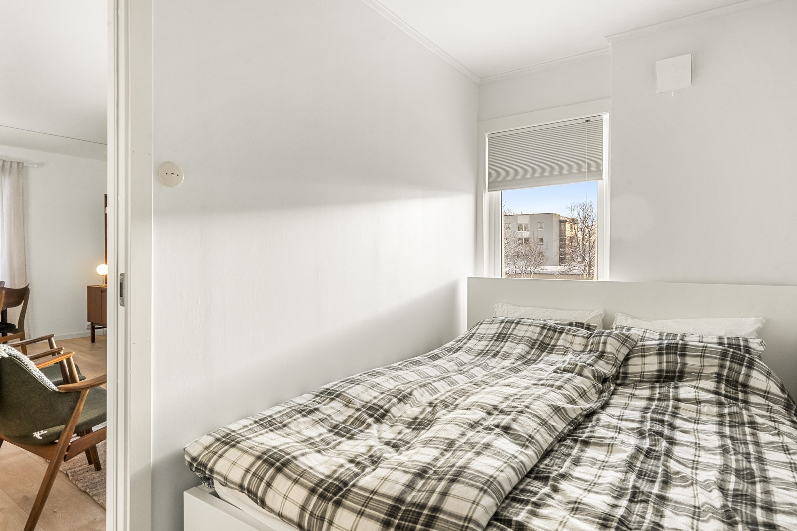 Soverommet med plass til dobbeltseng og garderobeskap. Galleribilde