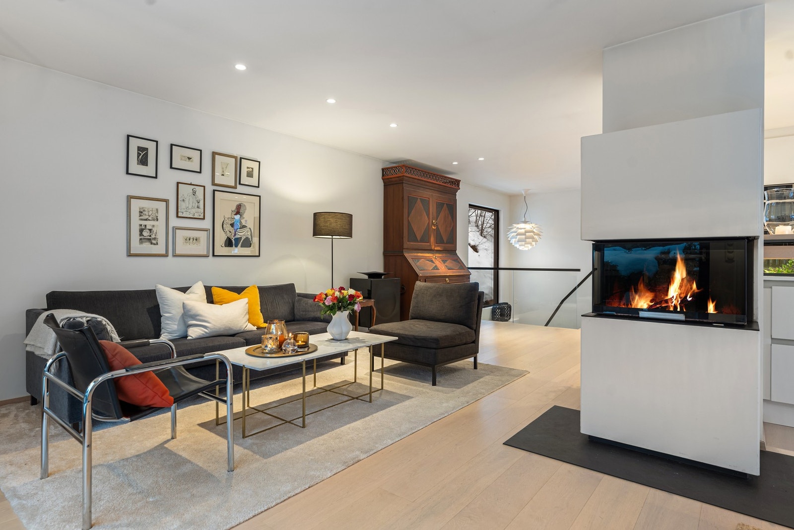 Delikat peis som fungerer som et naturlig blikkfang og skaper lun stemning i både stue og kjøkken. Galleribilde