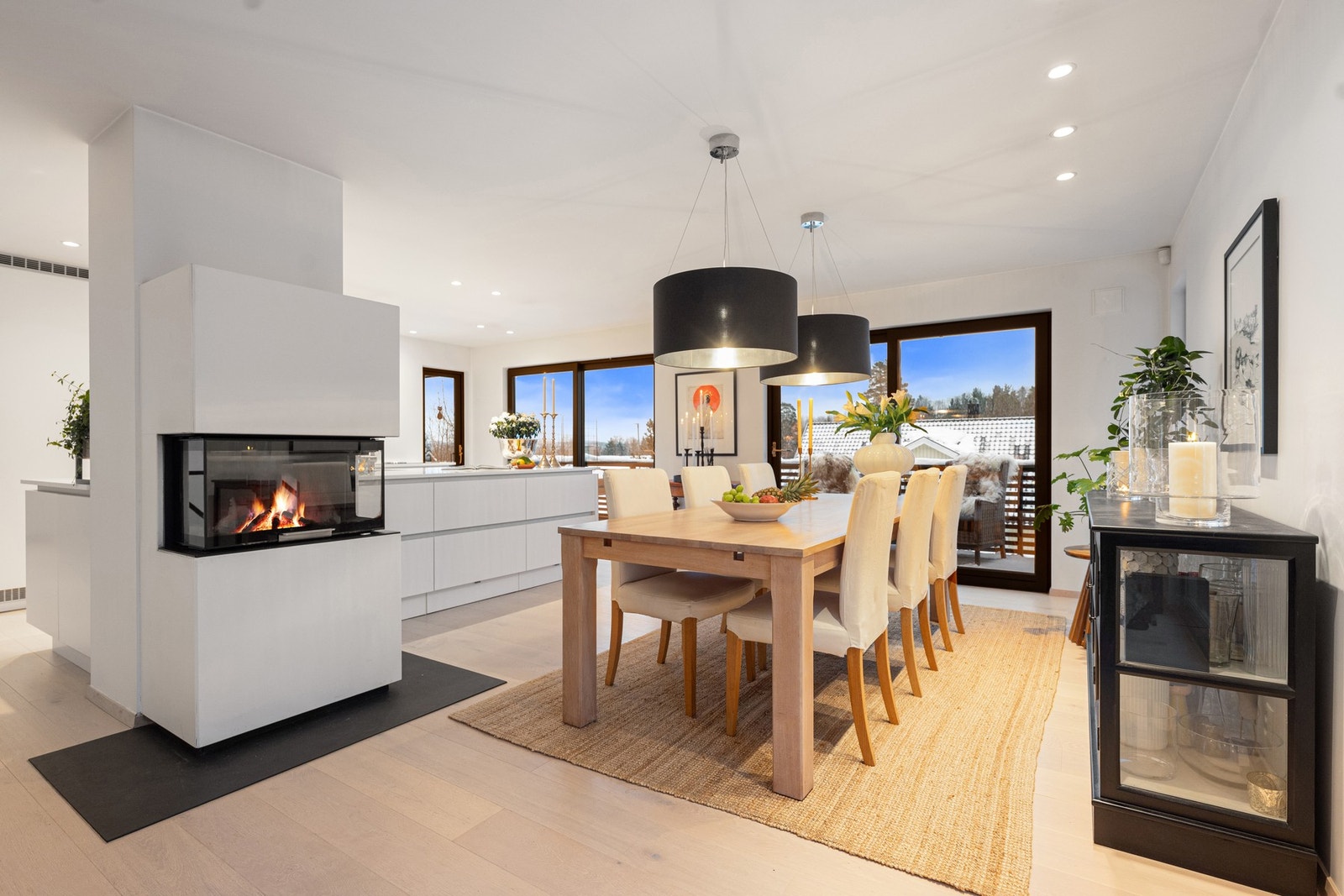 Store vindusflater gir rikelig med naturlig lys og skaper en behagelig romfølelse. Galleribilde