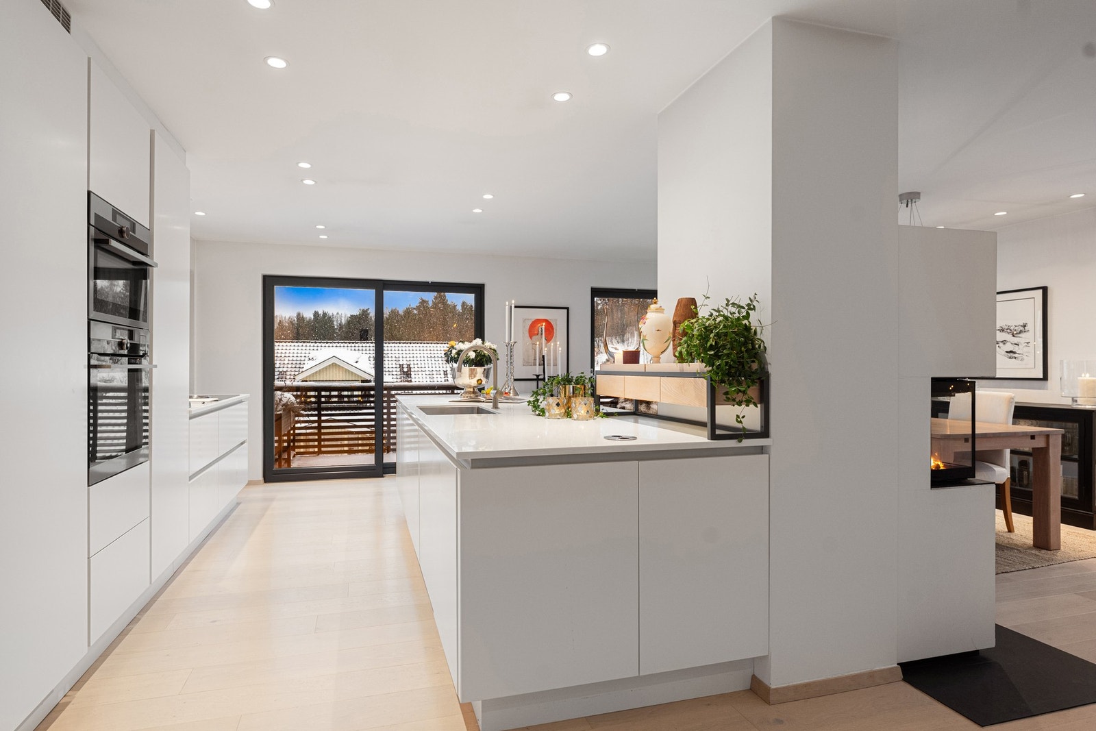 Overgangen mellom kjøkken, spisestue og stue oppleves naturlig og harmonisk, med god flyt gjennom hele etasjen. Galleribilde