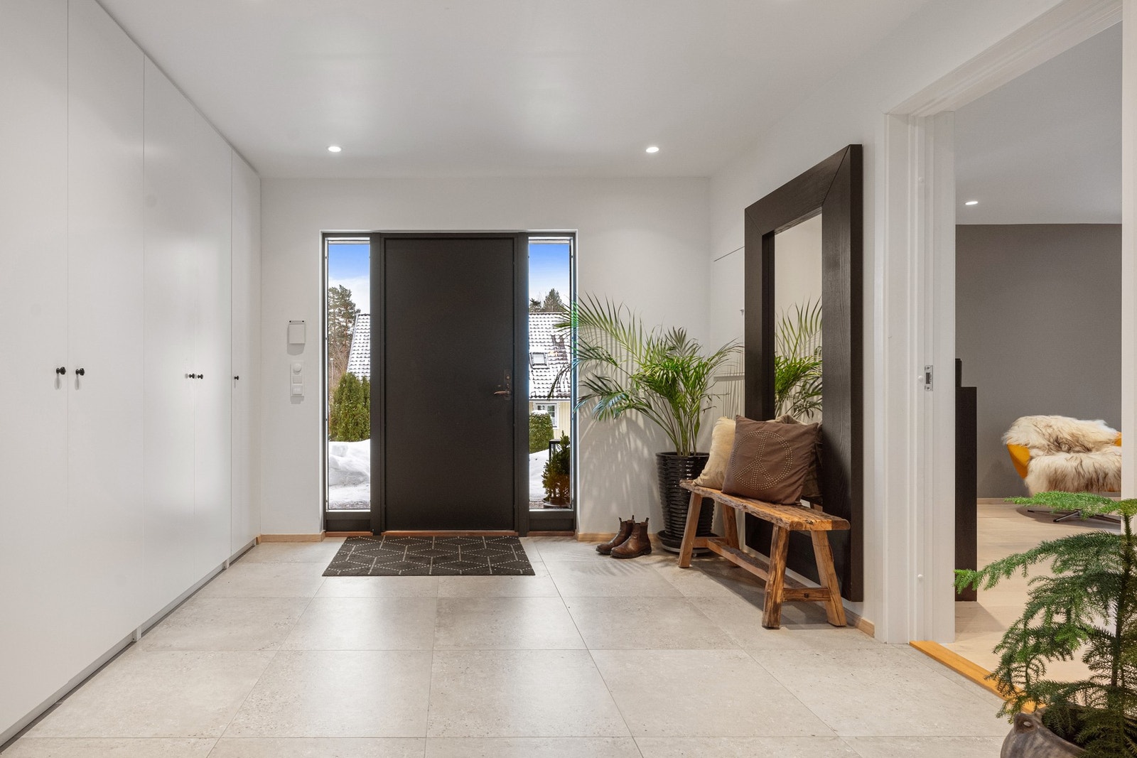 Entréen gir et solid og innbydende førsteinntrykk, med god takhøyde og en åpen, luftig romfølelse allerede ved ankomst. Galleribilde