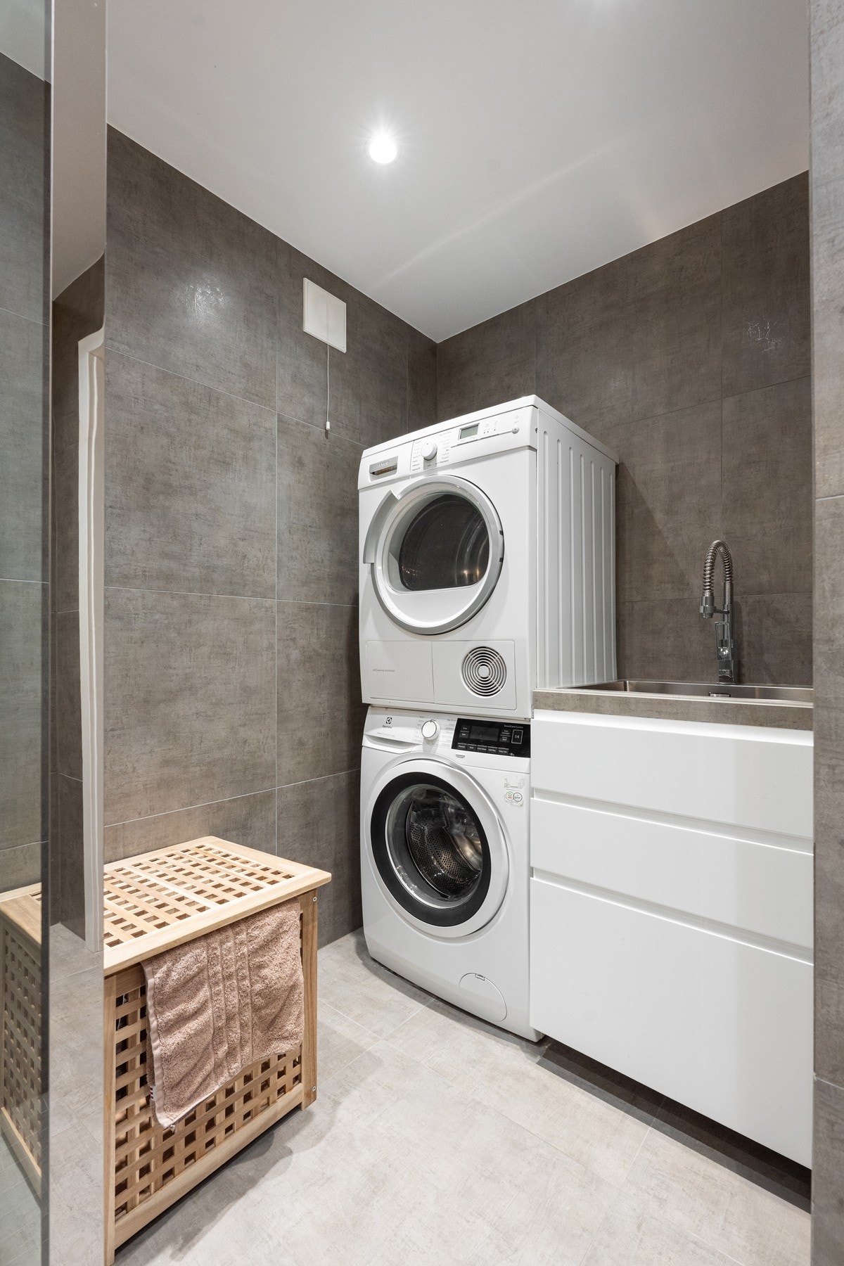 Badet i 1. etasje fungerer også som vaskerom. Galleribilde