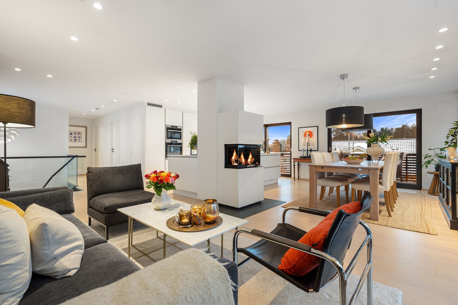 Kjøkken og stue er elegant bundet sammen i en åpen løsning som gir en moderne og sosial romfølelse. Galleribilde