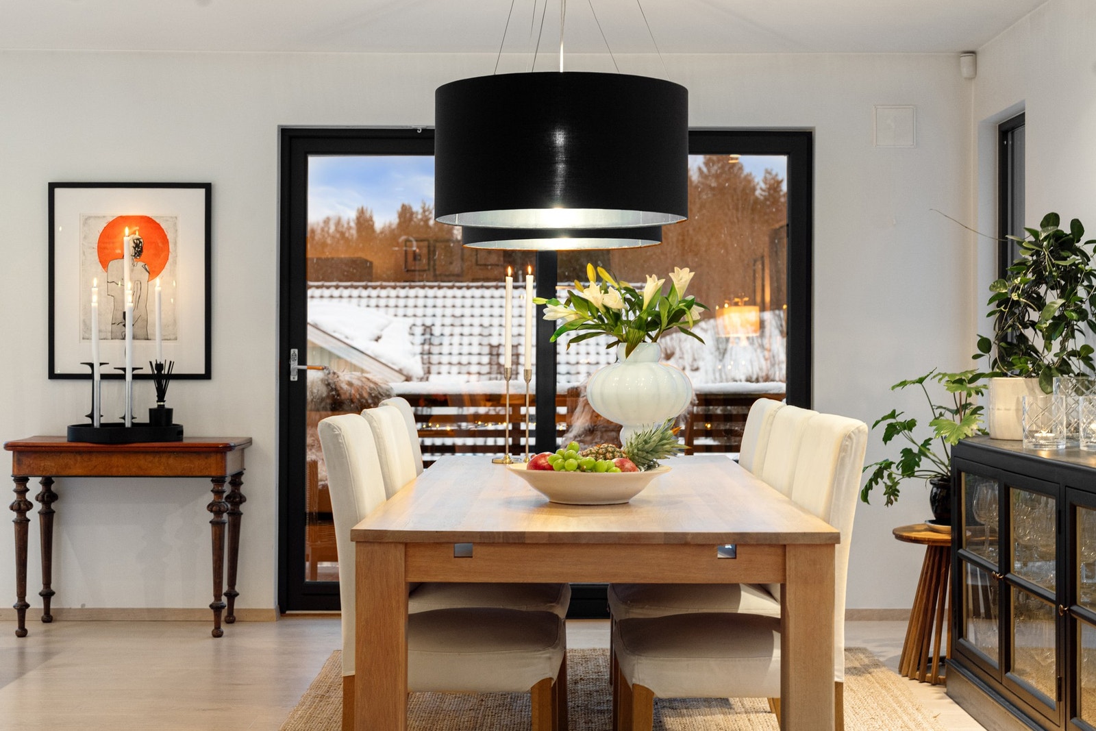 Spiseplassen ligger naturlig tilknyttet kjøkkenet, med god plass til langbord og hyggelige middager med familie og venner. Galleribilde