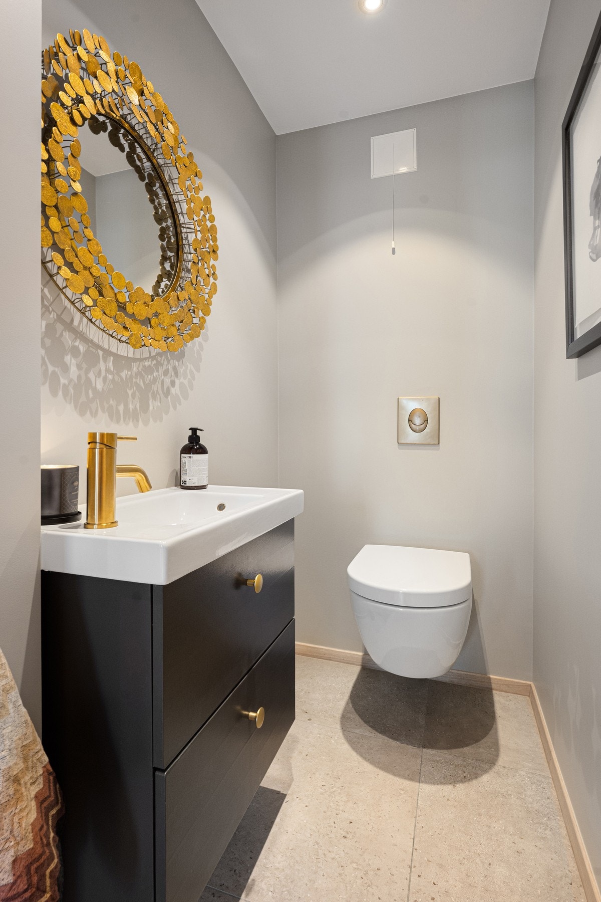 I tillegg til et bad i hver etasje har man også et gjestetoalett i underetasjen. Galleribilde