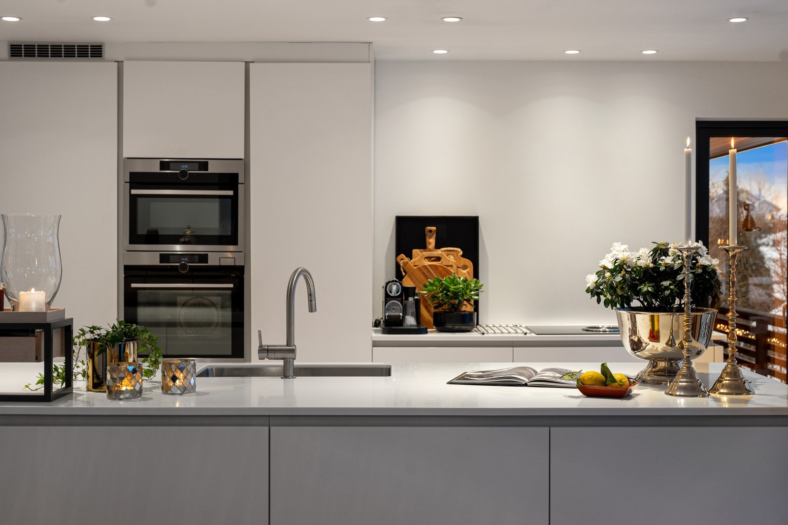 Kjøkkenet er utstyrt med nedsenket oppvaskkum, ett-greps armatur og integrerte hvitevarer bestående av kjøleskap med frysedel, oppvaskmaskin, kombiovn, stekeovn samt nedfelt platetopp med integrert ventilator og mekanisk avtrekk. Galleribilde