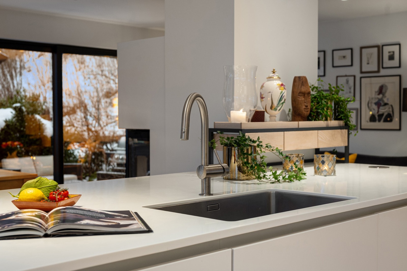 Løsningen er både funksjonell og stilren, med rikelig skap- og benkeplass. Det er også 4 smarte sokkelskuffer. Galleribilde